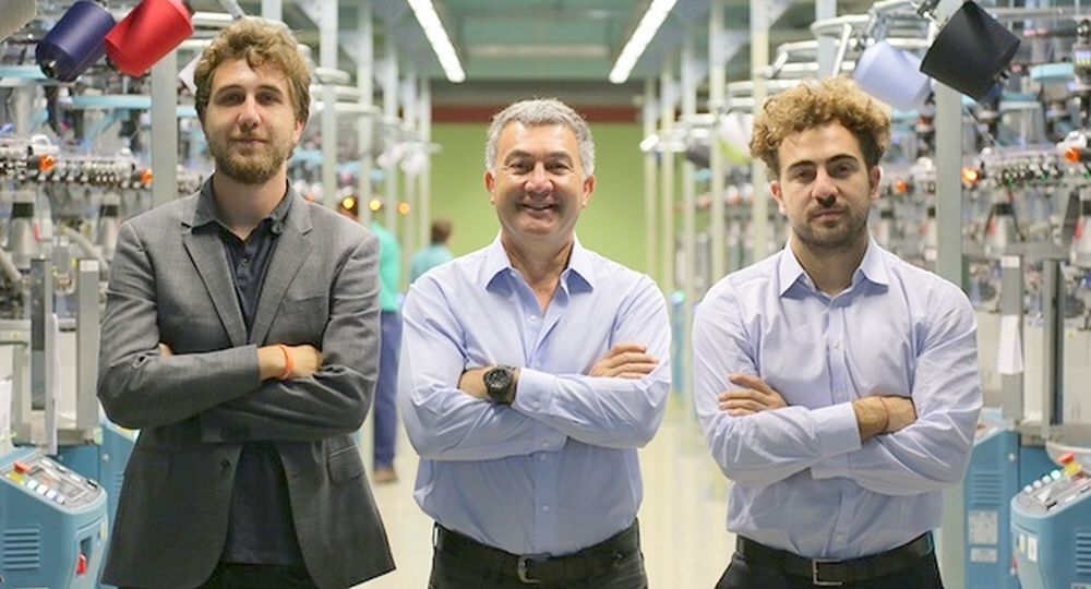 Lucas, Teddy y Tom&aacute;s Karagozian en la planta de Corrientes.