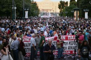 Los manifestantes temían que Grecia aplique un plan de ajuste para lograr un acuerdo con el FMI.