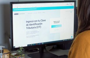 Atención monotributistas: cómo evitar retenciones bancarias