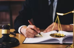 Consideran "cómplice" a trabajador por su relación "en negro"