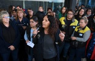 Las centrales obreras realizaron una asamblea en apoyo a la ampliación de licencias