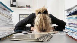 Burnout. La persona está enajenada, la sensación es como si el cuerpo mente y espíritu estuvieran fragmentados, físicamente tiene efectos en la mirada, los gestos, la postura, el tono y ritmo de la voz.