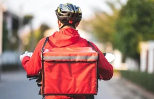 Massa busca blanquear trabajadores de apps de delivery