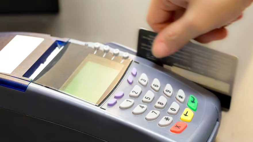 La compra debe hacerse con tarjeta de débito para que la rija la devolución de IVA