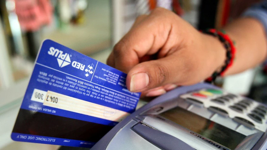 Compras con tarjeta de débito de "sectores vulnerados": cuándo y cómo será el reintegro de hasta $18.000