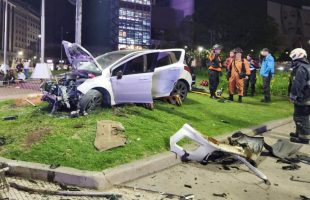 un automovilista terminó arriba de la Plaza de la República