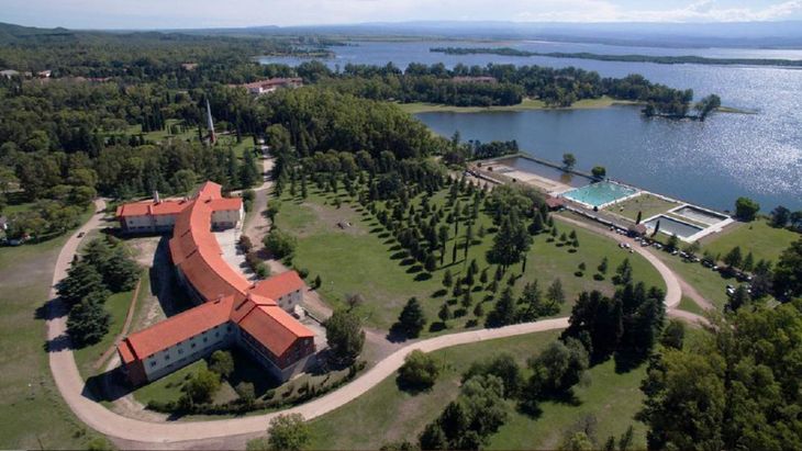 Embalse tiene siete hoteles y 50 casas con una capacidad cercana a las 3.000 plazas.&nbsp;