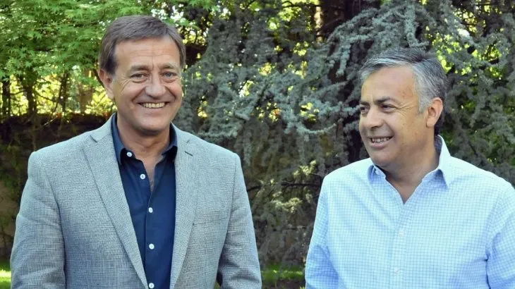 El gobernador electro de Mendoza, Rodolfo Suarez, y el actual gobernador, Alfredo Cornejo.
