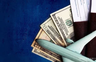 ¿Cuánto dinero se puede llevar en un avión sin declarar?