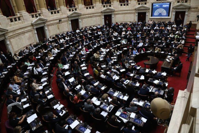 Diputados en una sesi&oacute;n marat&oacute;nica por la ley Bases.