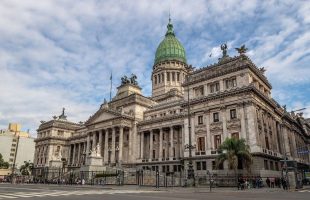 El Gobierno ultima detalles en Diputados para tratar la ley ómnibus la semana que viene