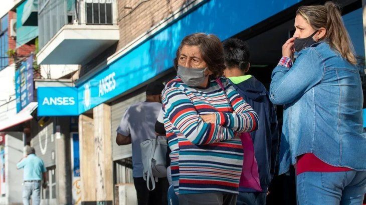 Las mujeres que no cumplen con los 30 años de aportes tendrán que esperar hasta los 65 años. 