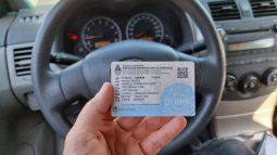 La cédula azul no será más obligatoria para circular con un vehículo de un tercero.