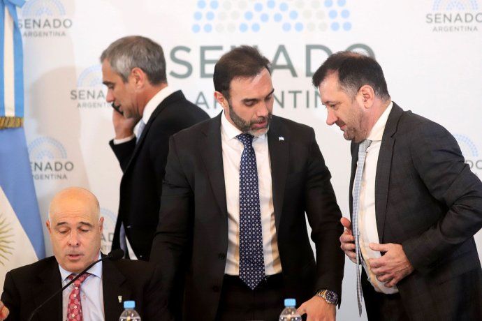 Abdala y Atauche, los senadores libertarios encargados del plenario de comisiones, juntos a Kueider, uno de los dialoguistas más díscolos.