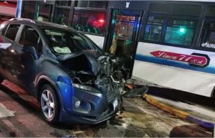 tres heridos tras un brutal choque entre un auto y un colectivo