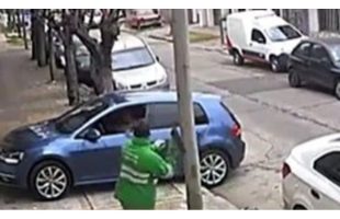 evitó un asalto con la escoba y salvó a un hombre