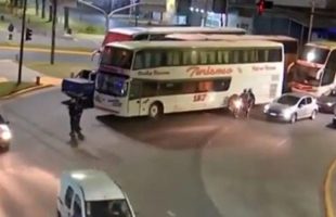 Caos de tránsito y tensión en Bernal por una protesta de choferes micros de larga distancia