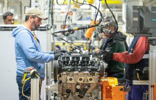 El empleo formal privado cayó en junio por décimo mes consecutivo, mientras crecieron los monotributistas