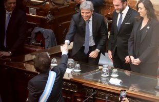 Antes del debate por el Presupuesto, el peronismo insiste en convocar Luis Caputo