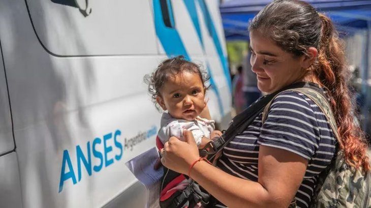 La ANSES eliminó el límite de hijos para cobrar la AUH a través de un decreto.