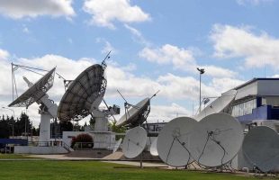 El Gobierno privatizará los megahertz de Arsat y Telecom, y anunció que los diarios papel pagarán IVA