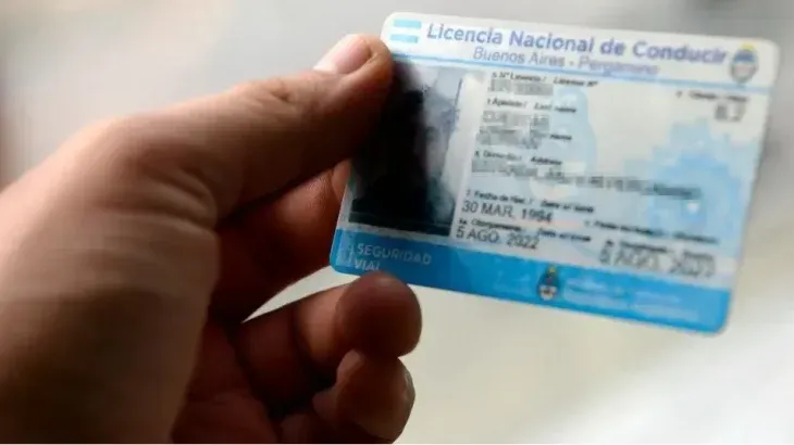 Para renovar el carnet, es necesario aprobar una evaluaci&oacute;n m&eacute;dica, la prueba te&oacute;rica y pr&aacute;ctica de conducci&oacute;n, entre otros requisitos establecidos por la ley.