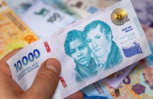 Los salarios formales empataron a la inflación en abril