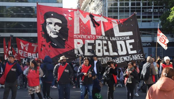 Tensión en Puente Pueyrredón por cortes y protestas contra el Gobierno, que aplicará el protocolo antipiquete